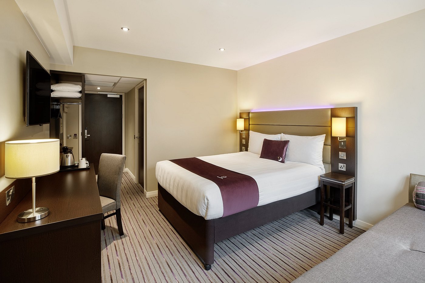 premier-inn-bedroom